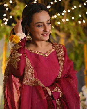 Momal Sheikh Instagram - Bhaut sari duwain, pyar aur khushiyon kay saath @thekubism @mirzagoharrasheed meray pyaray doston ko bhaut bhaut Mubarak.. mashAllah #merayyaarkishadihai ♥️♥️🧿🧿🤗🤗

Thank you @imranaliofficial for the lovely evening, you are just too good. 
Thank you @wajahatmansoorofficial for this beautiful outfit 
Thank you @daniyalnaqviweddings for capturing these beautiful moments