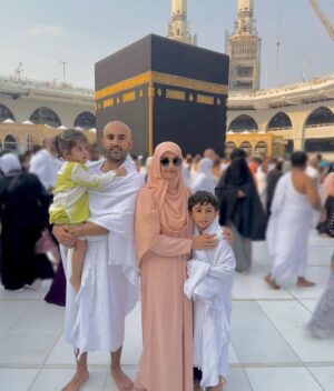 Momal Sheikh Instagram - This year, Alhumdulillah my family and I were blessed with the opportunity to perform Umrah. 
The feeling is surreal, you are overwhelmed with your love for Allah and His mercy. We had the chance to pray for our Palestinian brothers and sisters and for the sufferings of the Muslim ummah all over the world. 
May Allah accept our heartfelt ibadat and give us the opportunity to visit His house again and again inshAllah. 🤲🫶🙏

Abhaya by my dear friend @rhkabayas