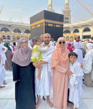 Momal Sheikh Instagram - This year, Alhumdulillah my family and I were blessed with the opportunity to perform Umrah. 
The feeling is surreal, you are overwhelmed with your love for Allah and His mercy. We had the chance to pray for our Palestinian brothers and sisters and for the sufferings of the Muslim ummah all over the world. 
May Allah accept our heartfelt ibadat and give us the opportunity to visit His house again and again inshAllah. 🤲🫶🙏

Abhaya by my dear friend @rhkabayas