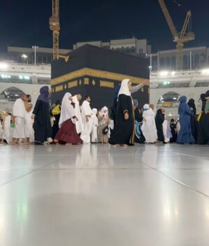 Momal Sheikh Instagram - This year, Alhumdulillah my family and I were blessed with the opportunity to perform Umrah. 
The feeling is surreal, you are overwhelmed with your love for Allah and His mercy. We had the chance to pray for our Palestinian brothers and sisters and for the sufferings of the Muslim ummah all over the world. 
May Allah accept our heartfelt ibadat and give us the opportunity to visit His house again and again inshAllah. 🤲🫶🙏

Abhaya by my dear friend @rhkabayas