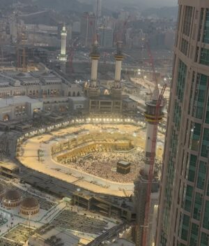 Momal Sheikh Instagram - This year, Alhumdulillah my family and I were blessed with the opportunity to perform Umrah. 
The feeling is surreal, you are overwhelmed with your love for Allah and His mercy. We had the chance to pray for our Palestinian brothers and sisters and for the sufferings of the Muslim ummah all over the world. 
May Allah accept our heartfelt ibadat and give us the opportunity to visit His house again and again inshAllah. 🤲🫶🙏

Abhaya by my dear friend @rhkabayas