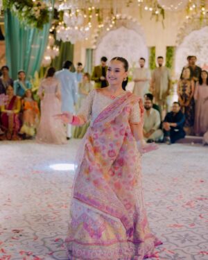 Momal Sheikh Instagram - Ish hai yeh ishq hai… 💖🌸

Wearing my fav @farahtalibaziz 
Stunning Earrings and tikka @allurebymht 
Makeup & Hair @nabila @nirmal_wadherofficial @bellapaulhairstylist 
Photography @takesbytwo @burhanpal