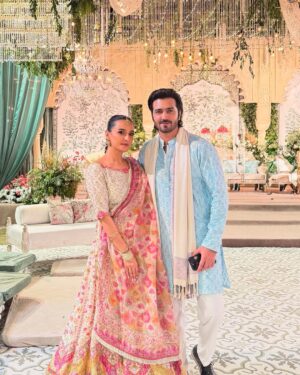 Momal Sheikh Instagram - Ish hai yeh ishq hai… 💖🌸

Wearing my fav @farahtalibaziz 
Stunning Earrings and tikka @allurebymht 
Makeup & Hair @nabila @nirmal_wadherofficial @bellapaulhairstylist 
Photography @takesbytwo @burhanpal