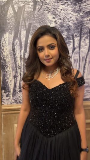 Monalisa Bagal Instagram - Tere mast mast do nain 🥀👀

#explorepage #reelitfeelit #instareels #foryou #trendingreels #trendingnow #blackdress #happyme