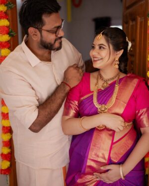 Monica Chinnakotla Instagram - Didn’t think we would be saying this but “WE ARE PREGNANT “✨❤️
Stepping into this new lifelong role that i have never played , with mixed emotions and so much of happinesss ❤️✨

@asifaartistry Thank you so much for making me look and feel beautiful at this time ❤️✨
Hair and pleating @krishna_priya_hairandmakeup you did a fab job❤️✨
@sk24official Thank you for capturing our sweet moments ❤️✨

#babyshower #vazhagappu #momtobe