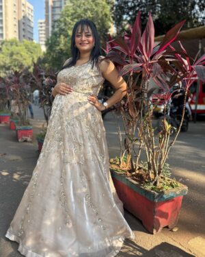 Monika Dabade Instagram - स्टार प्रवाह परिवार पुरस्कार 2025 😍
.
Golden beauty @rajkumari_by_richahaware 
.
#picoftheday #instagram #instagood #instamood #instadaily #instalike #instalove #monikadabade
