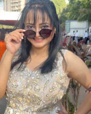 Monika Dabade Instagram - स्टार प्रवाह परिवार पुरस्कार 2025 😍
.
Golden beauty @rajkumari_by_richahaware 
.
#picoftheday #instagram #instagood #instamood #instadaily #instalike #instalove #monikadabade