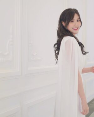 Moon Lau Instagram - 我喜歡 帶點微笑
收集雲朵 且聽風吟
時光清淺 歲月悠長♥️

Makeup by @angelashum @angelashummakeup 
Hair by @ms.mattlau @mattlau_makeup 
Dress by @victorchanstudio 
Accessories by @crisathena_paris