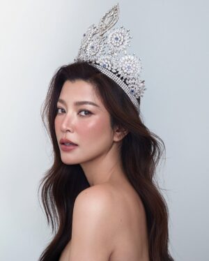 Morakot Sangtaweep Instagram - พิมพ์ไปก็จะร้องไห้ไป จริงๆ

“21 ปีที่แล้ว มี่ได้ครองมงกุฎ Miss Thailand Universe  2004 และวันนี้ มี่ยังคงซาบซึ้งไม่เปลี่ยนแปลง”

ภาพเซตนี้ขอมอบให้กับน้องๆ ที่มีความฝัน 
อยากมายืนบนเวทีแห่งนี้
ขอเพียงมีความมุ่งมั่น ตั้งใจ และไม่ยอมแพ้
ความฝันก็จะกลายเป็นความจริง ✨

มงกุฎนี้ให้ทุกอย่างกับมี่ ให้โอกาส ให้อนาคต

ขอบคุณฟ้าเบื้องบนที่มองเห็นความพยายามของมี่และนำทางให้มาถึงจุดนี้ ⭐️

ขอกราบขอบพระคุณ
🙏🏻 คุณแดง และผู้ใหญ่ทุกท่านที่มอบโอกาสให้
🙏🏻 แฟนนางงามทุกคน ที่เป็นกำลังใจเสมอมา
🙏🏻 ครูบาอาจารย์ที่ฝึกฝนและขัดเกลามี่
🙏🏻 วงการนี้ ที่ทำให้มี่เติบโต

และที่สำคัญที่สุด 
ขอบคุณคุณพ่อคุณแม่และครอบครัว
ที่ทำให้เราเป็นเราในทุกวันนี้💗

#21YearsOfDreams #MissThailandUniverse #BelieveInYourDreams • 27th March 2004

ถ้าหากต้องลง Miss Universe ปีนี้จะเชียร์ไหมคะ? 🤭

Thank you to the best team 🙏🏻❤️👑
Photographer: @sprite_snap 
MUA: @first_make_up @02.03.199x 
Hair: @makpepo 
Stylist: @unkuniya 
Manager: @iammamp 
Assistant manager: @pare_chalo @kigkigs