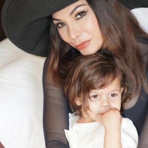 Moran Atias Instagram - Hey Singles .. I know. I feel you. 
No heart shaped chocolate for us. 
Or overpriced dinner menu. No sexy lingerie or picking us up for a surprise date. For us it's probably another night of Netflix and canceling tomorrow's gym ( that's probably just me). For the singles Valentine can make us feel more alone and ashamed ..Another year with no great plans, again. I feel it.. but I also know the other side of Shame- LOVE. 

This week I told my therapist that I'm ok I love myself a 7 and she asked me why don't you love yourself a 10?? Why don't I ? 

My self love journey has ups and downs but I know loving myself a ten will change my life and I want the same for you. 
I hope tonight you chose to love yourself. 
When I decided to become a mother , I chose myself and we are now going 2.5 years steady and strong .It's not the relationship i thought id have - I'm the driver, the chef,I lift, carry, take out the trash,initiate and remember every birthday and I repeat myself over and over again like I'm talking to a child... and pay for everything. 

Never thought this is how it will go -
and deeply grateful it went exactly like this !!
I wish and hope the same for you. 
Remember on their other side of shame, there is Love.

Happy Valentine to the love of my life .. 

Thx @yanivkatzav @ilanauretsky and Orly for these beautiful pictures @halevybest 

❤️. אנחנו הרווקות והרווקים אין לנו ממש קהילה גם אין לנו יום או לילה .. הערב לא נקבל שוקולדים בצורת לב, או יאספו אותנו לדייט עם פיקס מניו מוגזם.כנראה שנעביר את הערב מול איזה עונה בסדרה שכבר ראינו בנטפליקס. כמה ערבי ולינטינז עלובים העברתי אבל תראו מה יצא. השבוע סיפרתי למטפלת שלי שאני בטוב שאני בסבבה שאני אוהבת את עצמי שבע.. זה יפה, חשבתי :-) והיא שאלה אותי .. למה לא עשר ? למה לא עשר באמת?? נשים יקרות תאהבו את עצמיכן עשר!! ותבחרו במה שיביא אהבה ללב, אני בחרתי ואנחנו כבר יחד כמעט שלוש שנים ביחד נכון שאני הנהגת, המנקה, המבשלת, וזאת שיוזמת, ומשלמת על הכל.. הכל!! נכון אבל זאת אהבה שאין לה גבולות - אהבת חיי אהבת חיייייייי כמה אפשר לאהוב עוד ועוד ועוד .. מאחלת לכולכן אהבה כזאת. תזכרו שבצד השני של בושה ואשמה - יש אהבה מאחלת לכם בדיוק את זה ❤️ #valentines
