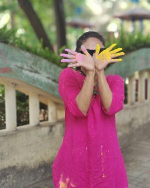 Mouli Ganguly Instagram - The one day when skincare, haircare, and outfit choices just don’t matter anymore 🤭

Happy Holi 🌸

#Holi #HoliVibes #Fun #HoliFestivalOfColours #Gulaal #SeeYouLater