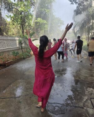 Mouli Ganguly Instagram - The one day when skincare, haircare, and outfit choices just don’t matter anymore 🤭

Happy Holi 🌸

#Holi #HoliVibes #Fun #HoliFestivalOfColours #Gulaal #SeeYouLater