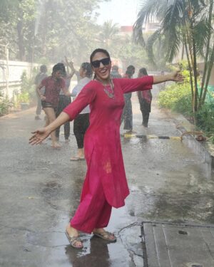 Mouli Ganguly Instagram - The one day when skincare, haircare, and outfit choices just don’t matter anymore 🤭

Happy Holi 🌸

#Holi #HoliVibes #Fun #HoliFestivalOfColours #Gulaal #SeeYouLater