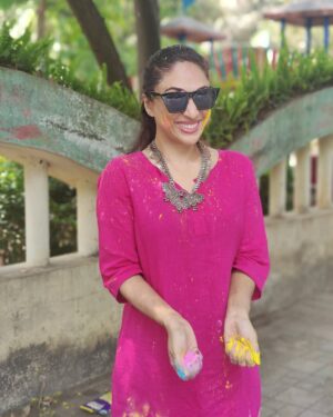 Mouli Ganguly Instagram - The one day when skincare, haircare, and outfit choices just don’t matter anymore 🤭

Happy Holi 🌸

#Holi #HoliVibes #Fun #HoliFestivalOfColours #Gulaal #SeeYouLater