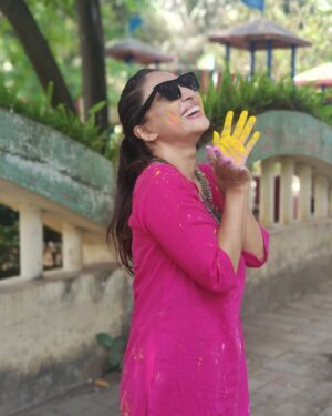 Mouli Ganguly Instagram - The one day when skincare, haircare, and outfit choices just don’t matter anymore 🤭

Happy Holi 🌸

#Holi #HoliVibes #Fun #HoliFestivalOfColours #Gulaal #SeeYouLater