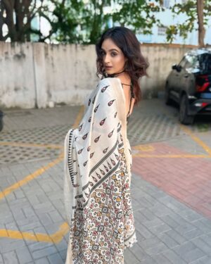 Mounika Dev Instagram - Good morning fam🫶

Beautiful sarees from @mehufashions