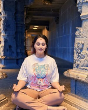 Mounika Dev Instagram - Hara hara Mahadev shambo shankara 🕉️

#keesaragutta #mahadhivarathri2025 #shiva #devotional