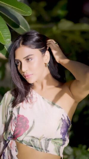 Myra Sareen Instagram - WHEN LIFE GETS BLURRY, ADJUST YOUR FOCUS🥰..
.
.
.
.
.
,
,
.
.
.
.
.
.
.
.
.
.
#myra #myrasareen #reels #englishsongs #trending #trendingreels #instareels #beautifulpost #mondaymuse #mondayvibes #video #mermaids #indiancinema #junepost #june #lightscameraaction #shooting #everydayoutfit #ootd #fashion #lifestyle #myraa #actress #actresslife