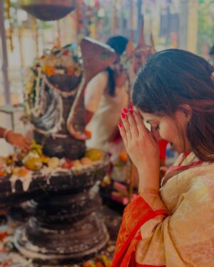 Nabanita Malakar Instagram - लागी मेरी प्रीत तेरे संग मेरे शंकरा 
लागी मेरी प्रीत तेरे संग मेरे शंकरा 🙏🏻😇❤️🧿
ॐ नमः शिवाय 🔱🙏🏻🔱

#shivratri #shiva #mohadeb #volenath #sankara #omnamoshivay 🙏🏻😇✨💫
