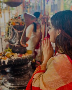 Nabanita Malakar Instagram - लागी मेरी प्रीत तेरे संग मेरे शंकरा 
लागी मेरी प्रीत तेरे संग मेरे शंकरा 🙏🏻😇❤️🧿
ॐ नमः शिवाय 🔱🙏🏻🔱

#shivratri #shiva #mohadeb #volenath #sankara #omnamoshivay 🙏🏻😇✨💫