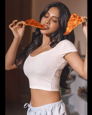 Nabha Natesh Instagram - Pizza partayyyyy 🍕 
:
:
:
Photograph : @sandeep_fp 
Styling: @sandhya__sabbavarapu