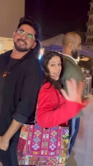Nadia Jamil Instagram - Another beautiful day! Had the most magical meal at an amazing Thai pop up Supper Club @sukhumvi.t! Thank you @mukarramkaleem for introducing me to the wonderful Moiz and for all the laughter and joy you bring to EVERYONE AND EVERYTHING. I LOVE YOU baby Bro. Sooooo much! Oooh and this Creek walk is tooooo much fun, with all the food stalls, live music and other stalls, it was simply divine! The pancakes and waffles! Hai! 

#dosti #friendship #goodtimes #karachi #memoriesforlife