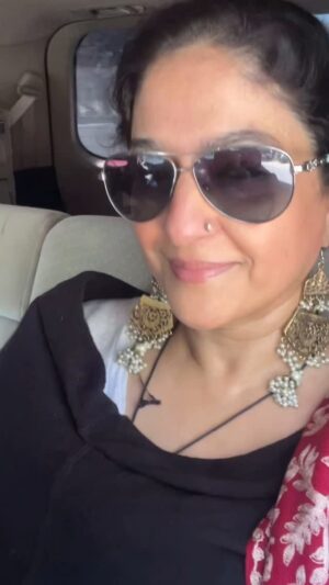 Nadia Jamil Instagram - On my way to a dear dear friends Nikkah. Thank you @marrakech.premium and Ijaz for the amazing glammed up look and @jewelzar.co for the gorgeous earrings.

What a blessed day Alhamdolillah ♥️🙏🏽