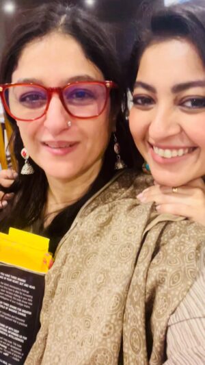 Nadia Jamil Instagram - Standing here in “the room” with my mentor @meher.fatima.k and my Guru @mohyeddinaliyah, with @mahennazar and all the fantastic participants of this incredible mBIT Training in Karachi, I am filled with gratitude and deep appreciation for the processes that have facilitated me here. 

I can promise you, if you choose love, wisdoming, courage, compassion and creativity for your self, you will find it and keep finding it. And as your journey continues to open your heart to compassion, strengthen your gut to act with courage, and sparkle your head to creativity, you will grow, beyond your wildest dreams you will grow and meet your self, and realise, you were the one, you have always been waiting for. And you are enough. Everything and everyone else is an extra lovely bonus. So yaaay! 

And huraaaah. And Shukar Alhamdolillah:)

♥️🫶🏽🙏🏼🤘🏽💃🏻