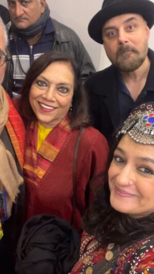 Nadia Jamil Instagram - #ThinkFest #Lahore was gorgeous today. So many warm loving faces, on a cool sunny day. 
@pagliji @mukarramkaleem @outstylewithnadia @therealmarinakhan @haissam_hussain @mustapha.afridi @alisethiofficial @ahadrazamir @fifi.haroon @hamza.majeed @nusciejamil @saim.sadiq 
Followed by Pakora and Chai ♥️🧿