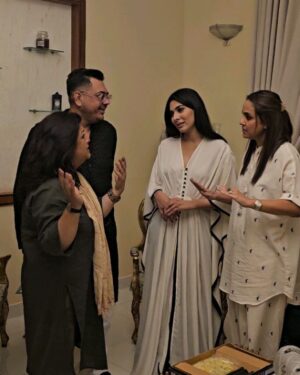 Nadia Khan Instagram - Thank you so much @ieshalworld wonderful Sahoor night .. you are a perfect host and a darling friend whose friendship is soooo special.. And the honestly the best food i ever had an event ... compliments to the caterers ... And what a treat meeting my darling @hina.dilpazeer.khan.0fficial and @sana_fakhar ... @asadjabalofficial