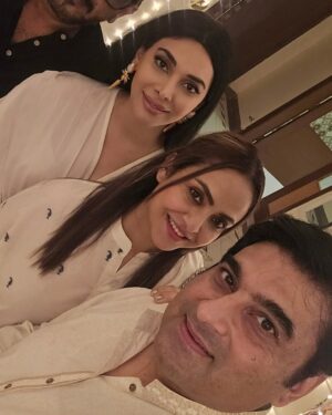 Nadia Khan Instagram - Thank you so much @ieshalworld wonderful Sahoor night .. you are a perfect host and a darling friend whose friendship is soooo special.. And the honestly the best food i ever had an event ... compliments to the caterers ... And what a treat meeting my darling @hina.dilpazeer.khan.0fficial and @sana_fakhar ... @asadjabalofficial