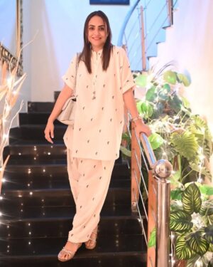 Nadia Khan Instagram - Thank you so much @ieshalworld wonderful Sahoor night .. you are a perfect host and a darling friend whose friendship is soooo special.. And the honestly the best food i ever had an event ... compliments to the caterers ... And what a treat meeting my darling @hina.dilpazeer.khan.0fficial and @sana_fakhar ... @asadjabalofficial