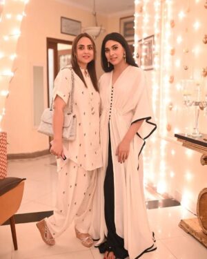 Nadia Khan Instagram - Thank you so much @ieshalworld wonderful Sahoor night .. you are a perfect host and a darling friend whose friendship is soooo special.. And the honestly the best food i ever had an event ... compliments to the caterers ... And what a treat meeting my darling @hina.dilpazeer.khan.0fficial and @sana_fakhar ... @asadjabalofficial