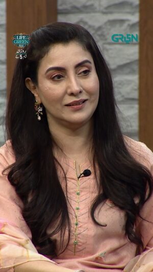 Nadia Khan Instagram - Laila Wasti ne batai khaie drama ki shoot ka safar✨️

Watch "Life Green Hai" Tv Show daily at 5 PM only on Green TV.

#GreenTV #LifeGreenHai #RamzanSpecial #AijazAslam #NadiaKhan #ramadanshows #tvshow #viral #fyp #explorepage #show #ramzan