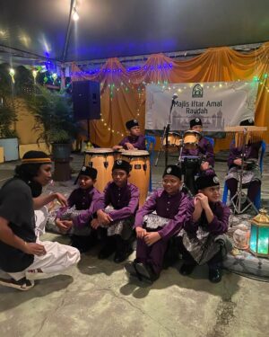Nadiya Nisaa Instagram - Overwhelmed & proud by the young talents in #Abahsayaunclemike 🥰 tak sabar untuk anda semua menontonnya nanti di pawagam. Bakal menghiris-hiris hati anda berkeping-keping 😭😭

Saya sangat bersyukur sekali dapat terlibat dalam sebuah naskah yang diangkat daripada kisah benar. Saya sendiri sangat terinspirasi dengan keperibadian Uncle Mike yg mendahulukan kemanusiaan berbanding latar belakang seseorang. Juga pengorbanan adik-beradik ini untuk bersatu dan tidak terpisah sangat terkesan dijiwa saya 🥹

Mana mungkin sanggup dilihat oleh seseorang yg berhati ibu seperti Ummi. Ummi, “Ummi sayang korang semua. Tapi Ummi tak mampu nak lindung semua.” 😔

“Abah Saya Uncle Mike”
Directed by @ezriegazali 
@astroshaw 
@lemediatorstudio