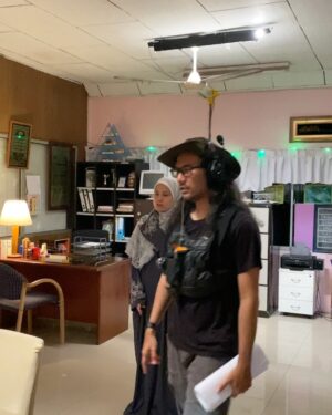 Nadiya Nisaa Instagram - Overwhelmed & proud by the young talents in #Abahsayaunclemike 🥰 tak sabar untuk anda semua menontonnya nanti di pawagam. Bakal menghiris-hiris hati anda berkeping-keping 😭😭

Saya sangat bersyukur sekali dapat terlibat dalam sebuah naskah yang diangkat daripada kisah benar. Saya sendiri sangat terinspirasi dengan keperibadian Uncle Mike yg mendahulukan kemanusiaan berbanding latar belakang seseorang. Juga pengorbanan adik-beradik ini untuk bersatu dan tidak terpisah sangat terkesan dijiwa saya 🥹

Mana mungkin sanggup dilihat oleh seseorang yg berhati ibu seperti Ummi. Ummi, “Ummi sayang korang semua. Tapi Ummi tak mampu nak lindung semua.” 😔

“Abah Saya Uncle Mike”
Directed by @ezriegazali 
@astroshaw 
@lemediatorstudio