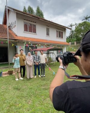 Nadiya Nisaa Instagram - Overwhelmed & proud by the young talents in #Abahsayaunclemike 🥰 tak sabar untuk anda semua menontonnya nanti di pawagam. Bakal menghiris-hiris hati anda berkeping-keping 😭😭

Saya sangat bersyukur sekali dapat terlibat dalam sebuah naskah yang diangkat daripada kisah benar. Saya sendiri sangat terinspirasi dengan keperibadian Uncle Mike yg mendahulukan kemanusiaan berbanding latar belakang seseorang. Juga pengorbanan adik-beradik ini untuk bersatu dan tidak terpisah sangat terkesan dijiwa saya 🥹

Mana mungkin sanggup dilihat oleh seseorang yg berhati ibu seperti Ummi. Ummi, “Ummi sayang korang semua. Tapi Ummi tak mampu nak lindung semua.” 😔

“Abah Saya Uncle Mike”
Directed by @ezriegazali 
@astroshaw 
@lemediatorstudio