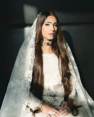 Naeema Butt Instagram - For @shaz_mehndi_makeupartist x @naeemabutt fav 🤍

Outfit @mywish_couture_bymehwish 
Photographer @sharmeen.c 
Styling @stylebyhassan 

#naeemabutt #shazmakeupartist #styledbyhassanabdullah