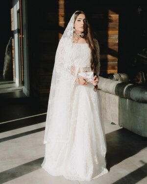 Naeema Butt Instagram - For @shaz_mehndi_makeupartist x @naeemabutt fav 🤍

Outfit @mywish_couture_bymehwish 
Photographer @sharmeen.c 
Styling @stylebyhassan 

#naeemabutt #shazmakeupartist #styledbyhassanabdullah