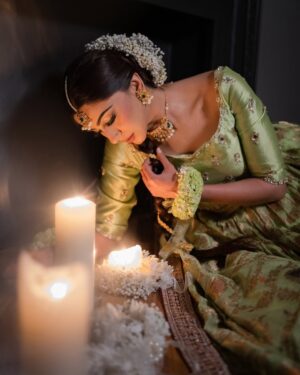 Naeema Butt Instagram - One of my most favorite makeup shoots l’ve done in the 🇺🇸x @naeemabutt - for @blush_and_blend 🤍

Styling by the best - @stylebyhassan //
@hassanabdullahofficial
@asianbrides_by_haroon - your outfits > 🤌🏻

NYC | shoot | bridal | celebrity

#naeemabutt #mehendi #bridal #shoot #blushandblend #nyc #ayeshaijazphotography #styledbyhassanabdullah