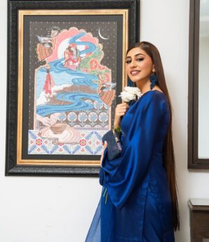 Naeema Butt Instagram - This is my favorite painting by @faambytak 🌊 

FAAM's artwork is inspired by Sohni Mahiwal, a dramatic and enduring story in Punjabi folklore that represents the eternal power of love and the human soul.The Story depicts Sohni and Mahiwal's strong, all-consuming love.

Wearing @qalb_by_ayesha 💙 
Photo by @daniyalahmedofficial 📸
Make up by @nabila_salon 💄 
Purse & Shoes by @mochari.pk 👜 

#naeemabutt #naeemabuttfashion