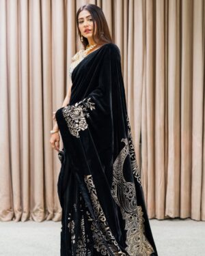 Naeema Butt Instagram - Saari Shaari 🙂‍↔️ (solo request per) 

Wearing @mywish_couture_bymehwish 

🌟

#naeemabutt #lordscricketground #london #uk #saari #pakistanifashion #pakistanistyle