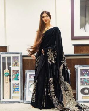 Naeema Butt Instagram - Saari Shaari 🙂‍↔️ (solo request per) 

Wearing @mywish_couture_bymehwish 

🌟

#naeemabutt #lordscricketground #london #uk #saari #pakistanifashion #pakistanistyle