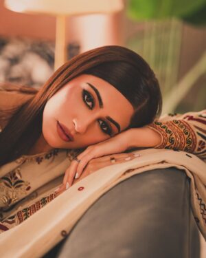 Naeema Butt Instagram - Wearing @saibia_wajihashoaib 👗 
Photos by @daniyalahmedofficial 👏 
Purse @mochari.pk 👜 
Make up by @nabila_salon 💄