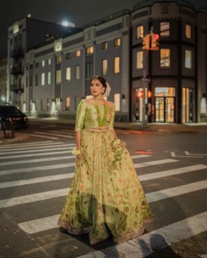 Naeema Butt Instagram - One of my most favorite makeup shoots l’ve done in the 🇺🇸x @naeemabutt - for @blush_and_blend 🤍

Styling by the best - @stylebyhassan //
@hassanabdullahofficial
@asianbrides_by_haroon - your outfits > 🤌🏻

NYC | shoot | bridal | celebrity

#naeemabutt #mehendi #bridal #shoot #blushandblend #nyc #ayeshaijazphotography #styledbyhassanabdullah