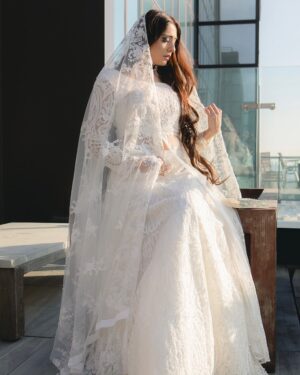 Naeema Butt Instagram - For @shaz_mehndi_makeupartist x @naeemabutt fav 🤍

Outfit @mywish_couture_bymehwish 
Photographer @sharmeen.c 
Styling @stylebyhassan 

#naeemabutt #shazmakeupartist #styledbyhassanabdullah
