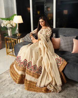 Naeema Butt Instagram - Wearing @saibia_wajihashoaib 👗 
Photos by @daniyalahmedofficial 👏 
Purse @mochari.pk 👜 
Make up by @nabila_salon 💄