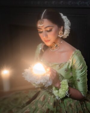Naeema Butt Instagram - One of my most favorite makeup shoots l’ve done in the 🇺🇸x @naeemabutt - for @blush_and_blend 🤍

Styling by the best - @stylebyhassan //
@hassanabdullahofficial
@asianbrides_by_haroon - your outfits > 🤌🏻

NYC | shoot | bridal | celebrity

#naeemabutt #mehendi #bridal #shoot #blushandblend #nyc #ayeshaijazphotography #styledbyhassanabdullah