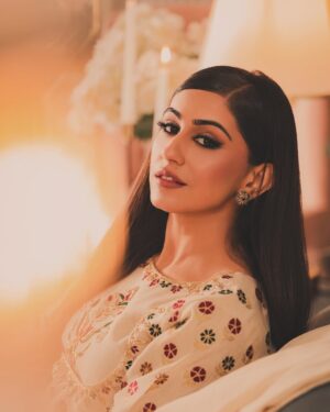 Naeema Butt Instagram - Wearing @saibia_wajihashoaib 👗 
Photos by @daniyalahmedofficial 👏 
Purse @mochari.pk 👜 
Make up by @nabila_salon 💄