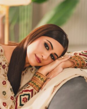 Naeema Butt Instagram - Wearing @saibia_wajihashoaib 👗 
Photos by @daniyalahmedofficial 👏 
Purse @mochari.pk 👜 
Make up by @nabila_salon 💄